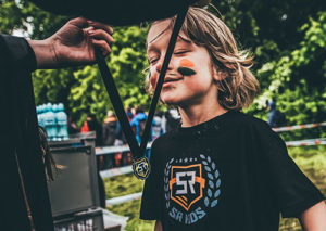 Bieg z przeszkodami dla dzieci w 2024 roku ponownie zawita do kilkunastu miast! Wytarzamy w błocie dzieciaki z całej Polski! Survival Race Kids to przygoda pełna pozytywnych emocji, zabawy i atrakcji. To pełen wyzwań survival dla dzieci w wieku 3-13 lat. Do wyboru są trzy poziomy trudności dopasowane do wieku uczestników. Mali Wojownicy pokonują zróżnicowaną trasę biegów dla dzieci z przeszkodami i otrzymają pamiątkowy medal na mecie.