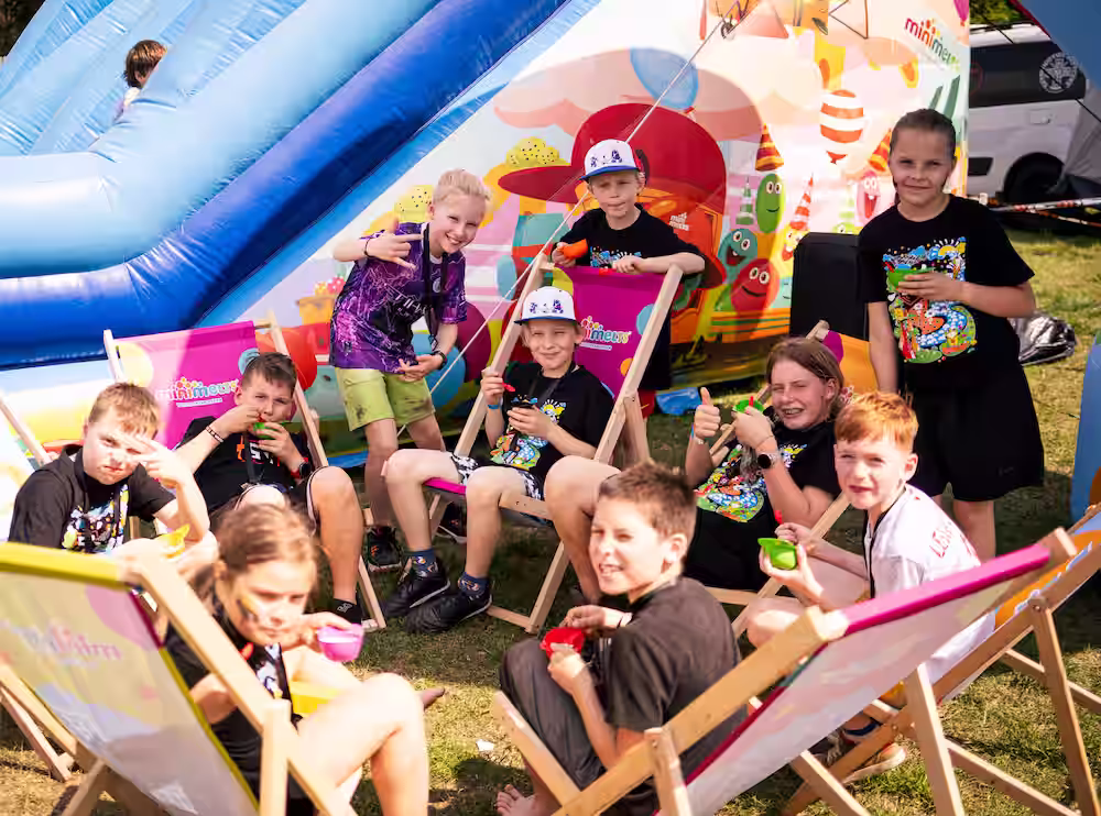 Dzieci bawią się na zjeżdżalni. Survival Race Kids bieg z przeszkodami dla dzieci 2026