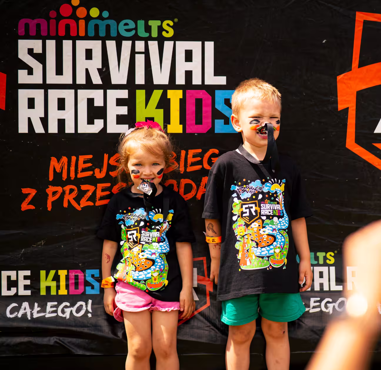 Dzieci w koszulkach na wydarzeniu, na mecie Survival Race kids w Chorzowie. Zobacz nasze atrakcje dla dzieci Chorzów