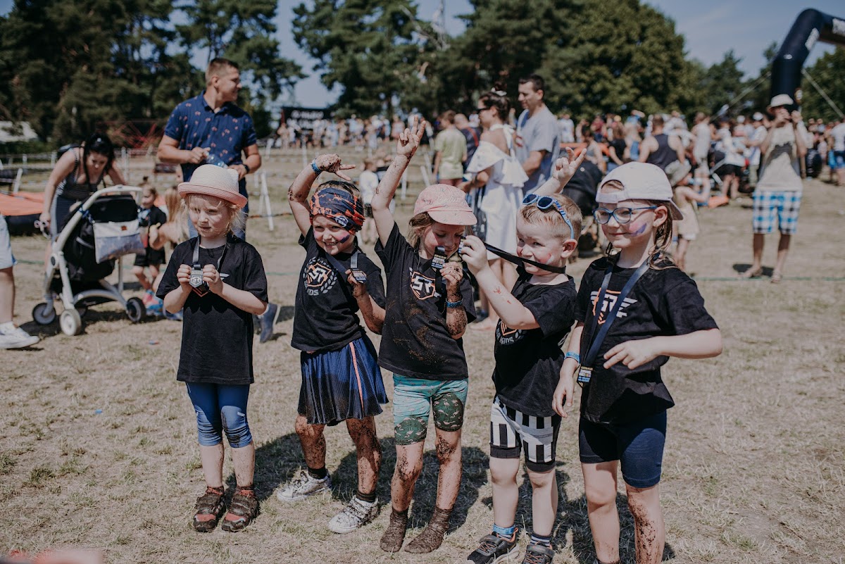 Dzieci na biegu z przeszkodami Survival Race Kids – wydarzenia odbywają się w 14 miastach w Polsce