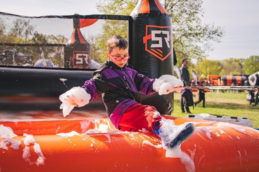 Dzieci rozgrzewają się przed biegiem z przeszkodami Survival Race Kids